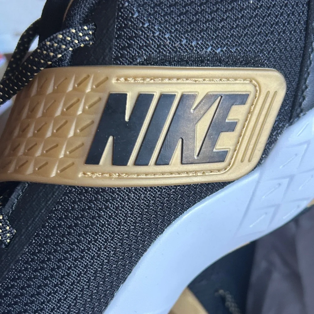 Nike Team Hustle D 10 GS Kids Basketball Shoes Black Metallic Gold CW6735-002